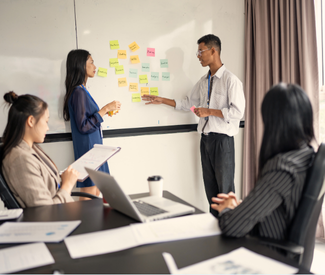 personne présentant des post-it tableau