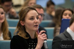 Logo Diplômée en politique et gouvernance européennes, Anna te raconte son expérience au Collège d’Europe