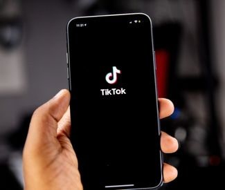 Logo Les autres secteurs version TikTok qui continuent de recruter