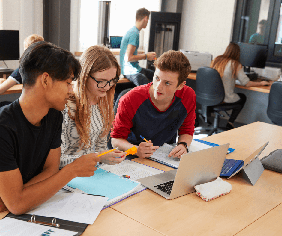 étudiants qui travaillent