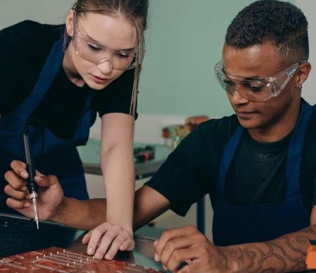Travaux pratiques réalisés par des jeunes