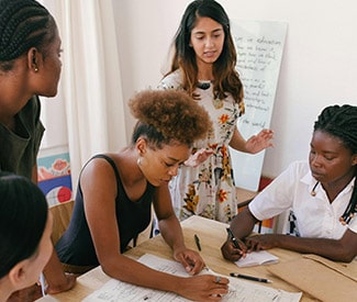 Logo Métiers bien payés avec une formation courte : 15 jobs à découvrir (et pas que pour les garçons 💪)