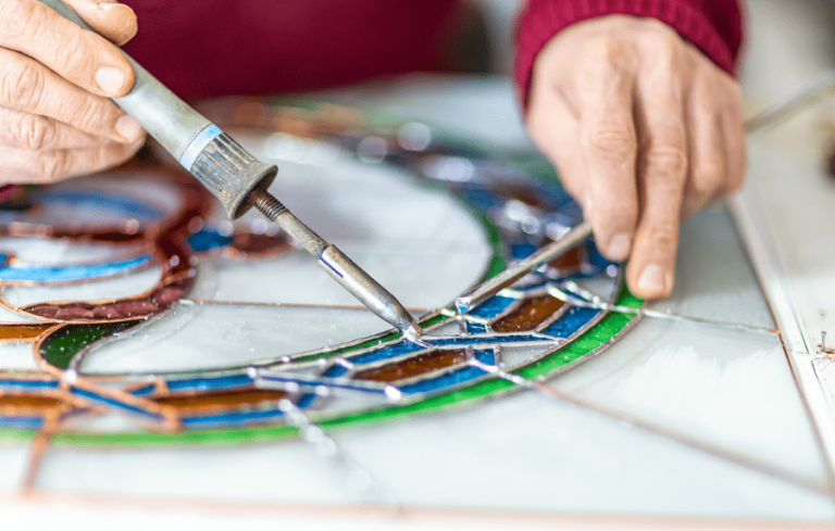 Homme travaillant le vitrail