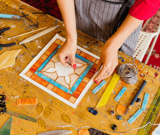 Logo Devenir vitrailliste : tout savoir sur ce métier entre art et artisanat