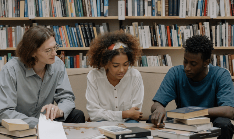 jeunes qui étudient en bibliothèque