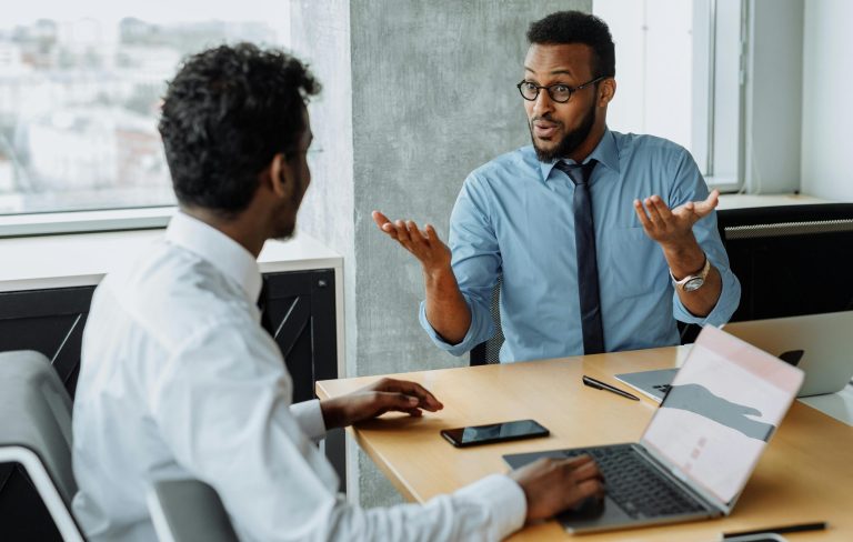 un candidat et un recruteur dans un bureau