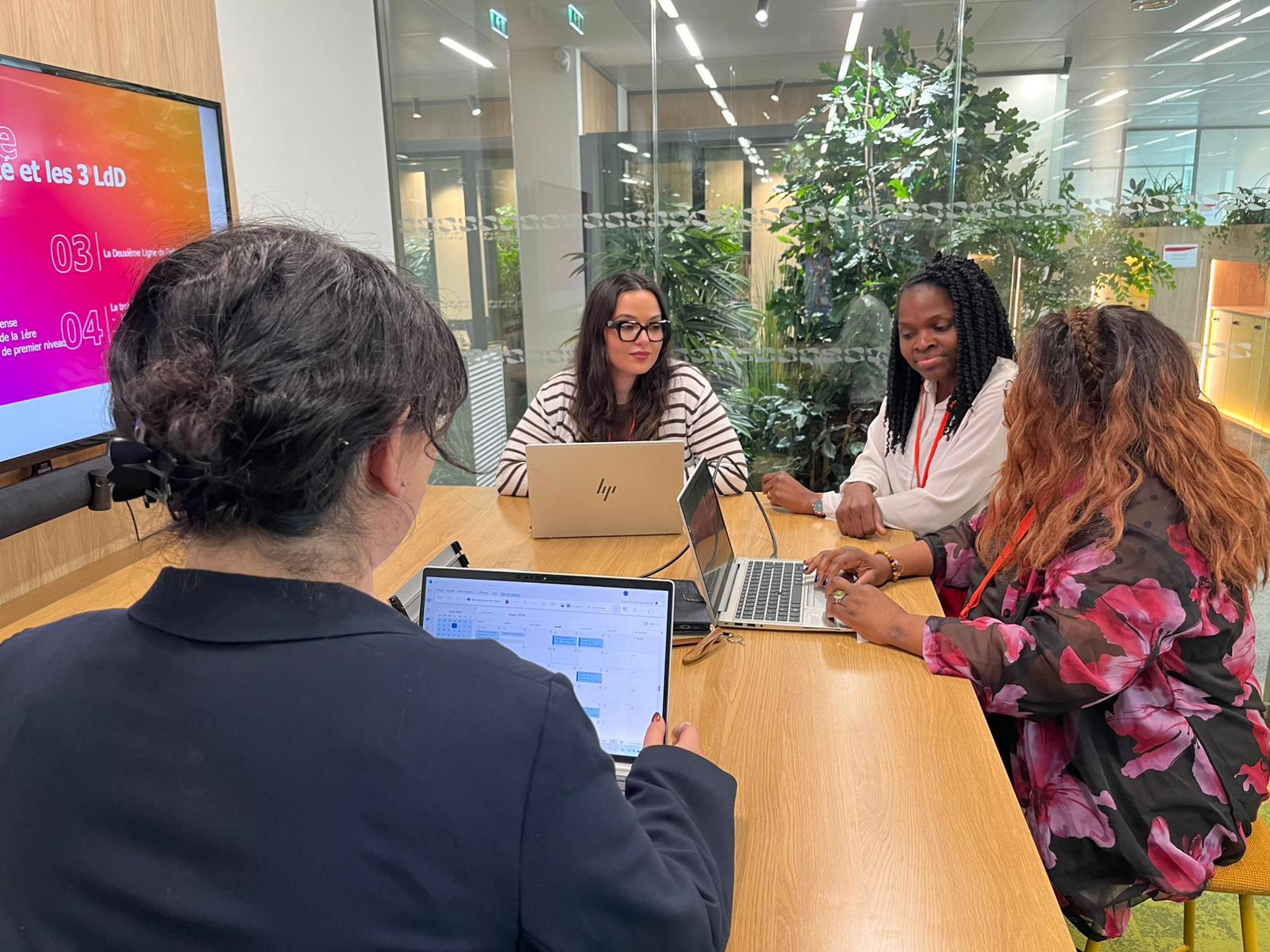 réunion d'équipe féminine autour de la cybersécurité