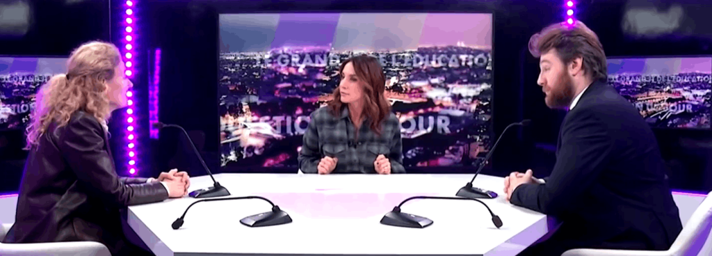 plateau tv avec une journaliste et deux invités