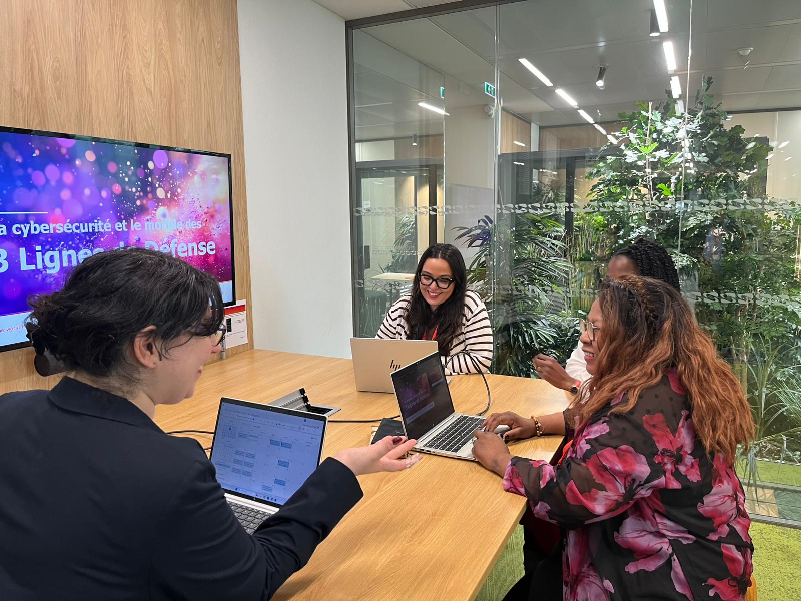 Réunion d'équipe dans la cybersécurité