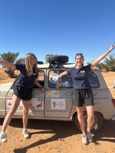 Clélia et sa coéquipière devant la 4L trophy