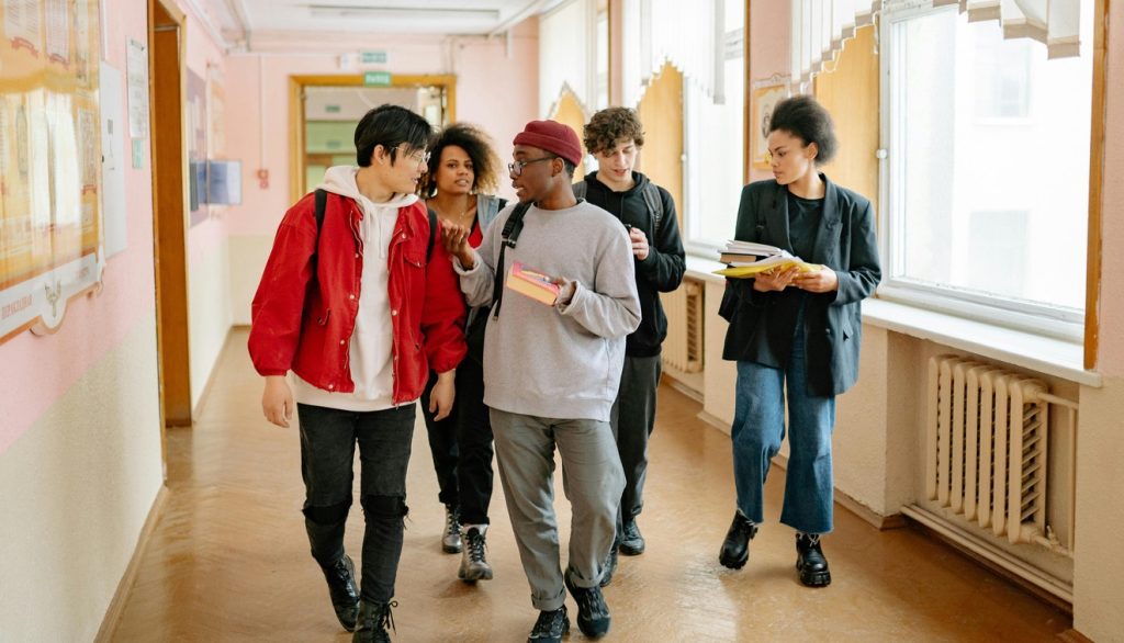 groupe étudiant couloir université