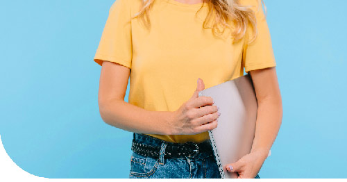 Jeune fille avec un ordinateur