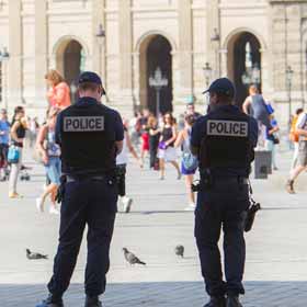 Policier en brigade fluviale à Paris