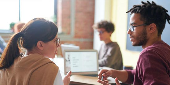 Deux étudiants en formation échangent