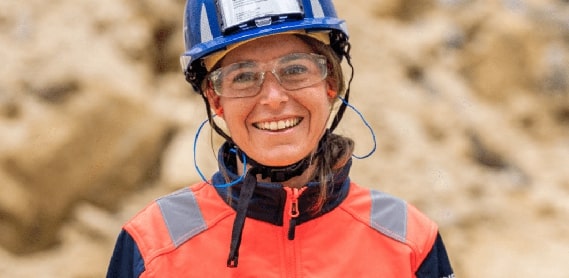 Jeune fille souriante sur un chantier Vinci